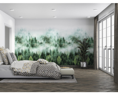Heller Schlafraum mit Waldtapete, Bett und Fenster