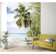 Fototapete mit Strandmotiv, inklusive Palme und Sofa im Wohnzimmer