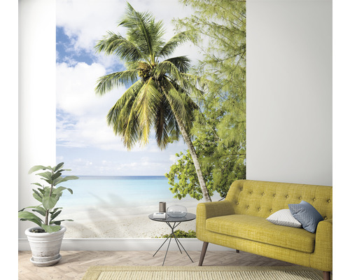 Fototapete mit Strandmotiv, inklusive Palme und Sofa im Wohnzimmer