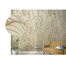 Wohnraum mit beiger Tapete mit Blätterdesign und gelbem Sofa.
