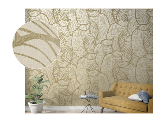 Wohnraum mit beiger Tapete mit Blätterdesign und gelbem Sofa.