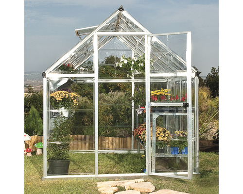 Gewächshaus mit geöffneter Tür und bepflanzten Regalen