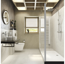 Helles Badezimmer mit Dusche, Waschbecken, Toilette und Spiegel