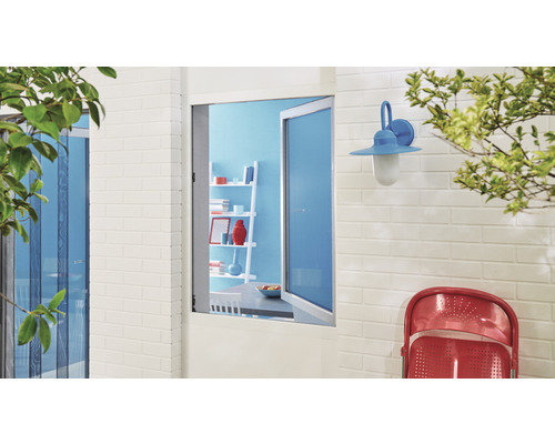 Außenansicht eines Hauses mit Fenster und Außenlampe.