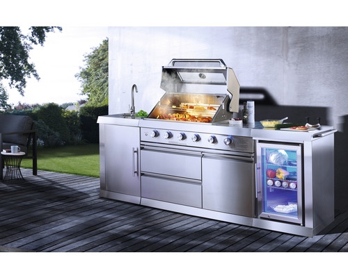 Edelstahl Außenküche mit Grill, Spüle und Kühlschrank auf einer Terrasse