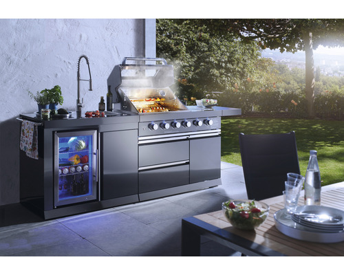 Edelstahl Grillküche mit Spüle, Kühlschrank und Grill auf einer Terrasse