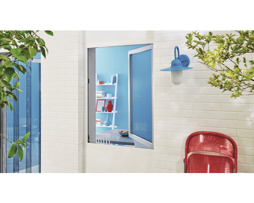 Szene mit Fenster, Außenlampe und Stuhl auf einer Terrasse.