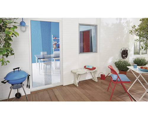 Terrasse mit Grill, Gartenmöbeln und Blick durch eine Terrassentür auf ein Esszimmer