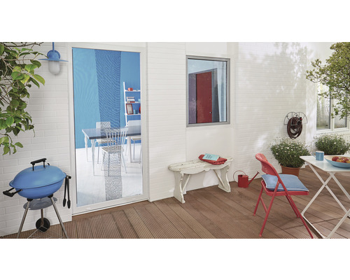 Terrasse mit Grill, Gartenmöbeln und Blick ins Haus