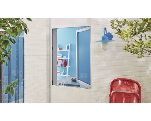 Außenansicht mit Insektenschutzgitter vor Fenster und Tür