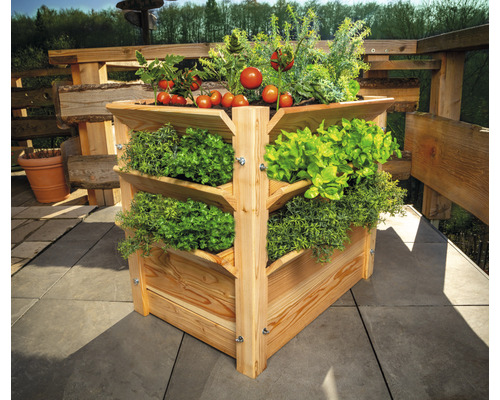 Dreistöckiges Kräuterbeet aus Holz mit Tomaten, Salat und Kräutern auf Terrasse