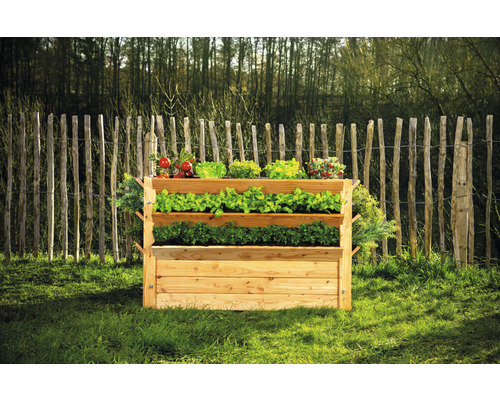 Hochbeet aus Holz mit drei Ebenen und verschiedenen Gemüsesorten im Garten.