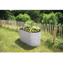 Hochbeet aus Metall im Garten mit Bepflanzung