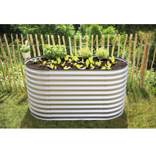 Hochbeet aus Metall mit Pflanzen im Garten