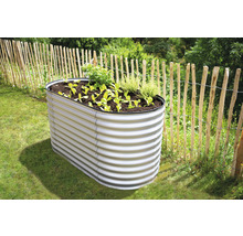 Hochbeet aus Metall mit Pflanzen im Garten