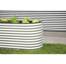 Hochbeet aus Metall mit Bepflanzung im Garten