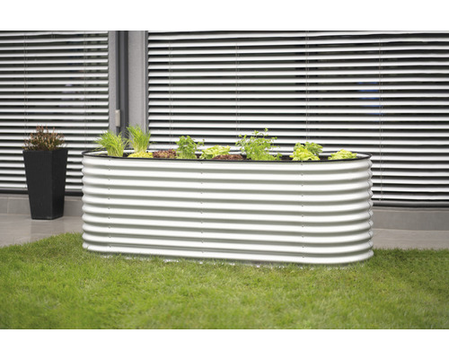 Hochbeet aus Metall mit Pflanzen im Garten