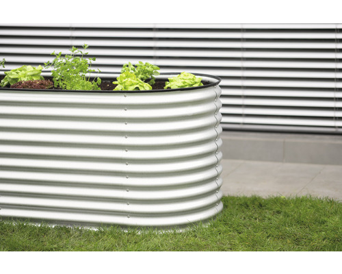 Hochbeet aus Metall mit Bepflanzung