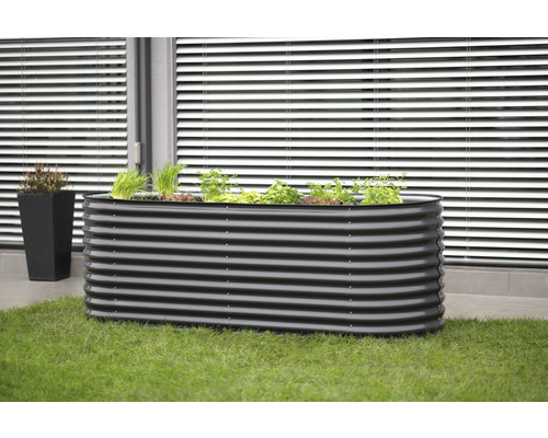 Hochbeet klassisch WESTMANN oval 240 x 80 x 82 cm grau Hochbeet aus Metall mit Bepflanzung im Garten.
