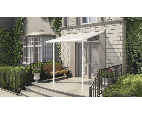 Eingangsbereich eines Hauses mit einer weißen Haustürüberdachung und einer Bank.