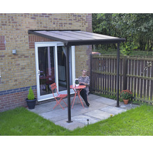 Terrassenüberdachung aus Aluminium mit Frau an Gartentisch