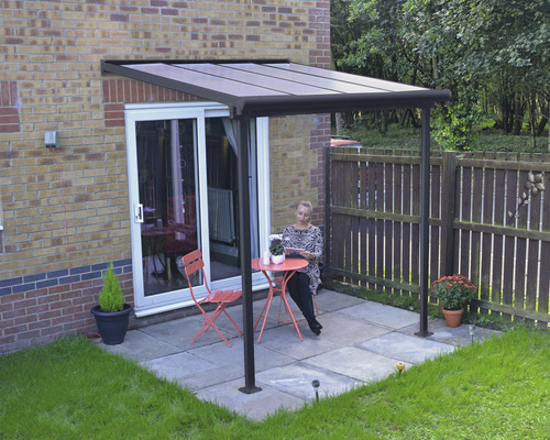Terrassenüberdachung PALRAM Sierra 230 x 230 cm grau Terrassenüberdachung aus Aluminium mit Frau an Gartentisch