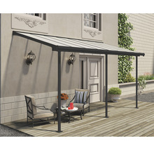 Terrassenüberdachung mit Sitzgruppe vor einem Haus