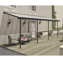 Terrasse mit Terrassenüberdachung, Stühlen und Tisch