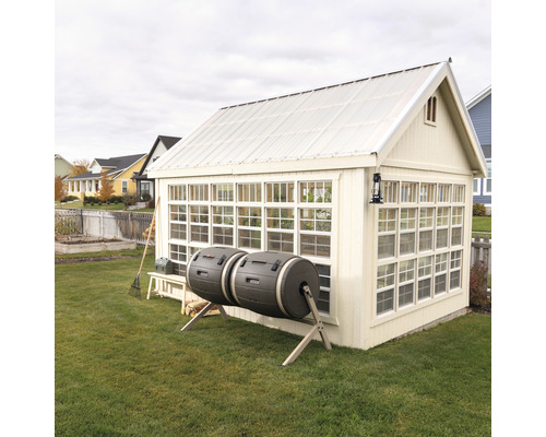 Gewächshaus mit Komposttrommeln im Garten