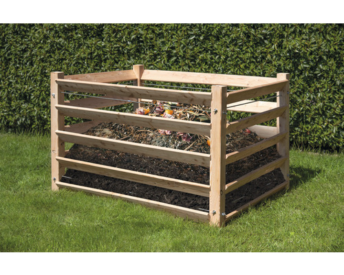 Holzkomposter im Garten mit Kompostmaterial gefüllt