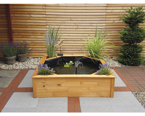 Holzhochbeet mit Teichfolie, Springbrunnen und Bepflanzung im Garten