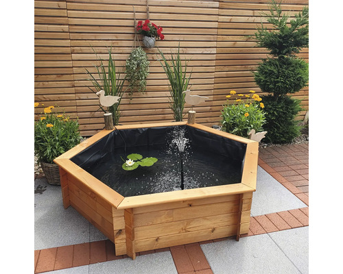 Sechseckiger Gartenteich aus Holz mit Springbrunnen, Seerose und Dekoration