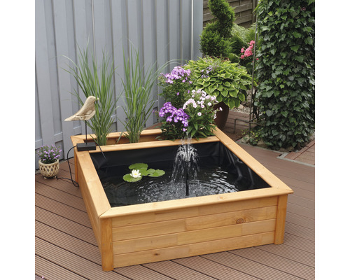 Holzhochbeet mit Teich, Fontäne, Seerose, diversen Pflanzen und Vogeldekoration im Garten