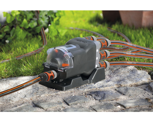 Gardena Wasserverteiler Automatic mit Bewässerungsschläuchen auf Steinboden