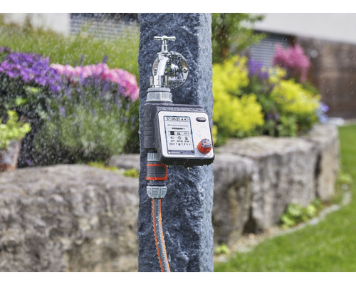 Gardena Bewässerungssteuerung am Wasserhahn mit Schlauchanschluss im Garten