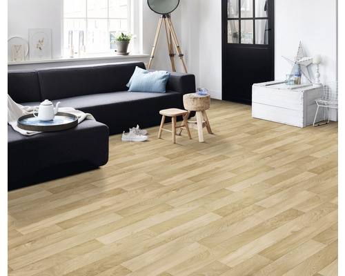 Heller Holzboden in einem Wohnzimmer mit Sofa, Tisch und Dekoration.