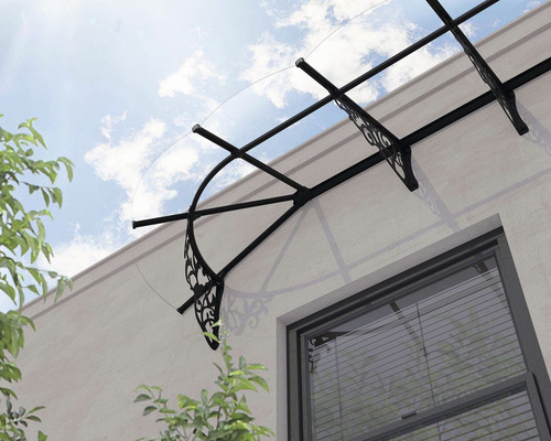 Vordach mit Ornamenten über einem Fenster