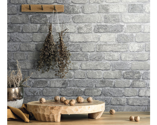 Dekorative Steinoptik Tapete mit Holzregal und Walnüssen auf Holztisch