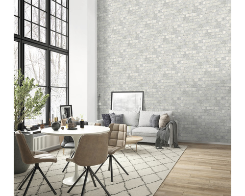 Wohnzimmer mit Esstisch, Stühlen, Sofa und gemusterter Backsteintapete