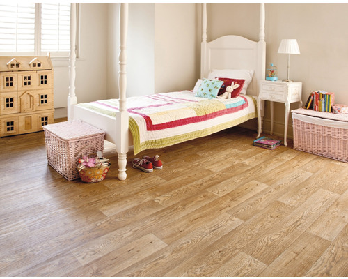 Kinderzimmer mit Holzboden, Bett, Nachttisch und Spielzeug