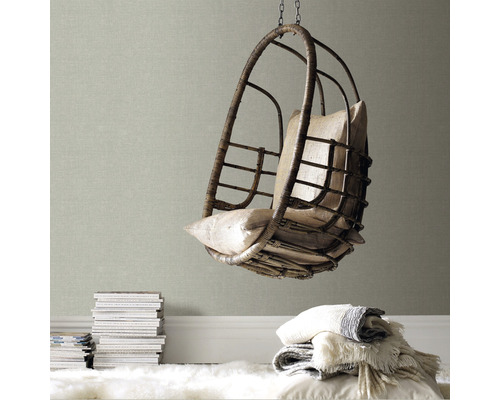 Hängesessel aus Rattan mit Kissen in einem hellen Raum