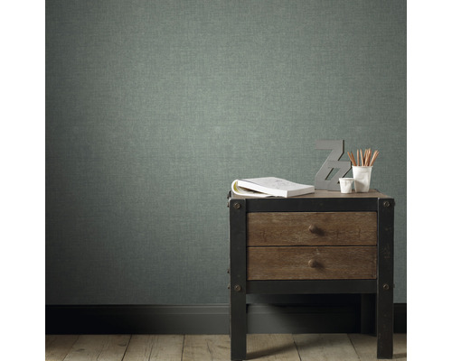 Wandgestaltung mit Strukturtapete über Holzfußboden mit Nachttisch