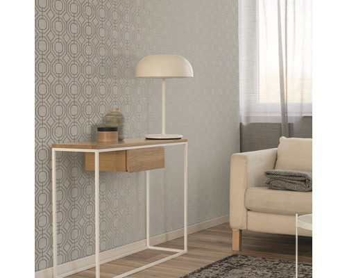 Szene eines Zimmers mit einer Konsole, einer Lampe, einer Couch und einer gemusterten Tapete