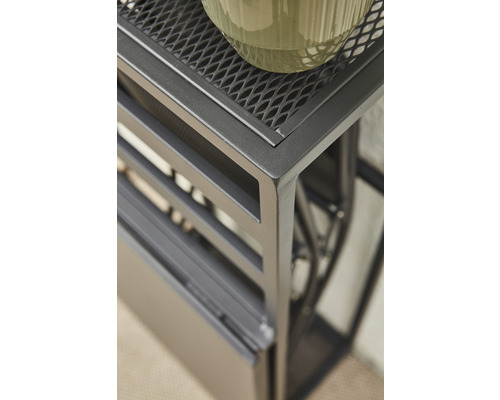 Detailansicht eines Metallgartentisches mit Gitterplatte