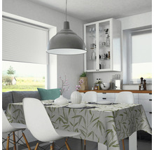 Helles Esszimmer mit Tisch, Stühlen und Tischdecke mit Pflanzenmuster