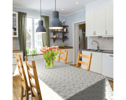 Esstisch mit gemusterter Tischdecke in einer hellen Küche