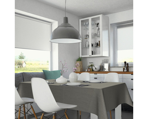 Helles Esszimmer mit Tisch, Stühlen, Lampe und Fensterjalousien