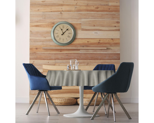 Esszimmer-Szene mit rundem Tisch, Tischdecke und Stühlen vor Holzwand