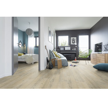 Wohnzimmer mit Laminatboden, Sofa, Klavier und Blick in ein Schlafzimmer