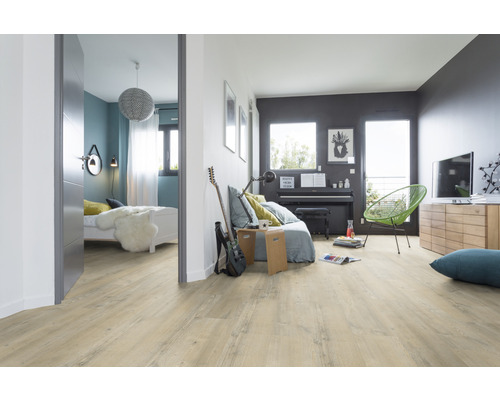 Wohnzimmer mit Laminatboden, Sofa, Klavier und Blick in ein Schlafzimmer